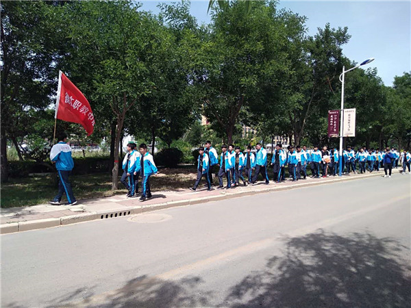 03徒步赶往 实习车间.jpg